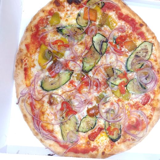 Pizza con cipolla rossa, zucchine e peperoni