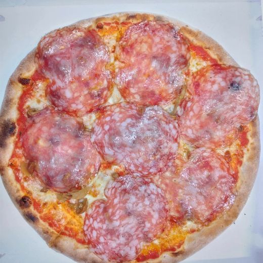 Pizza con fette di salame