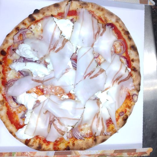 Pizza con pancetta e cipolla